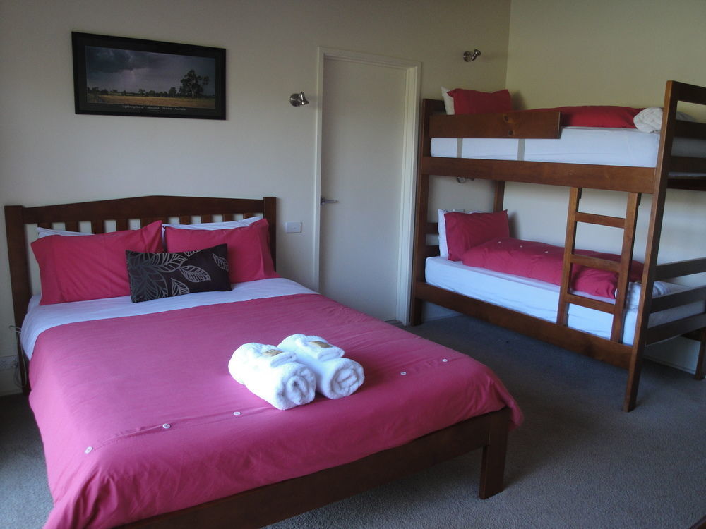 Off Mountain Accommodation Merrijig Exterior foto